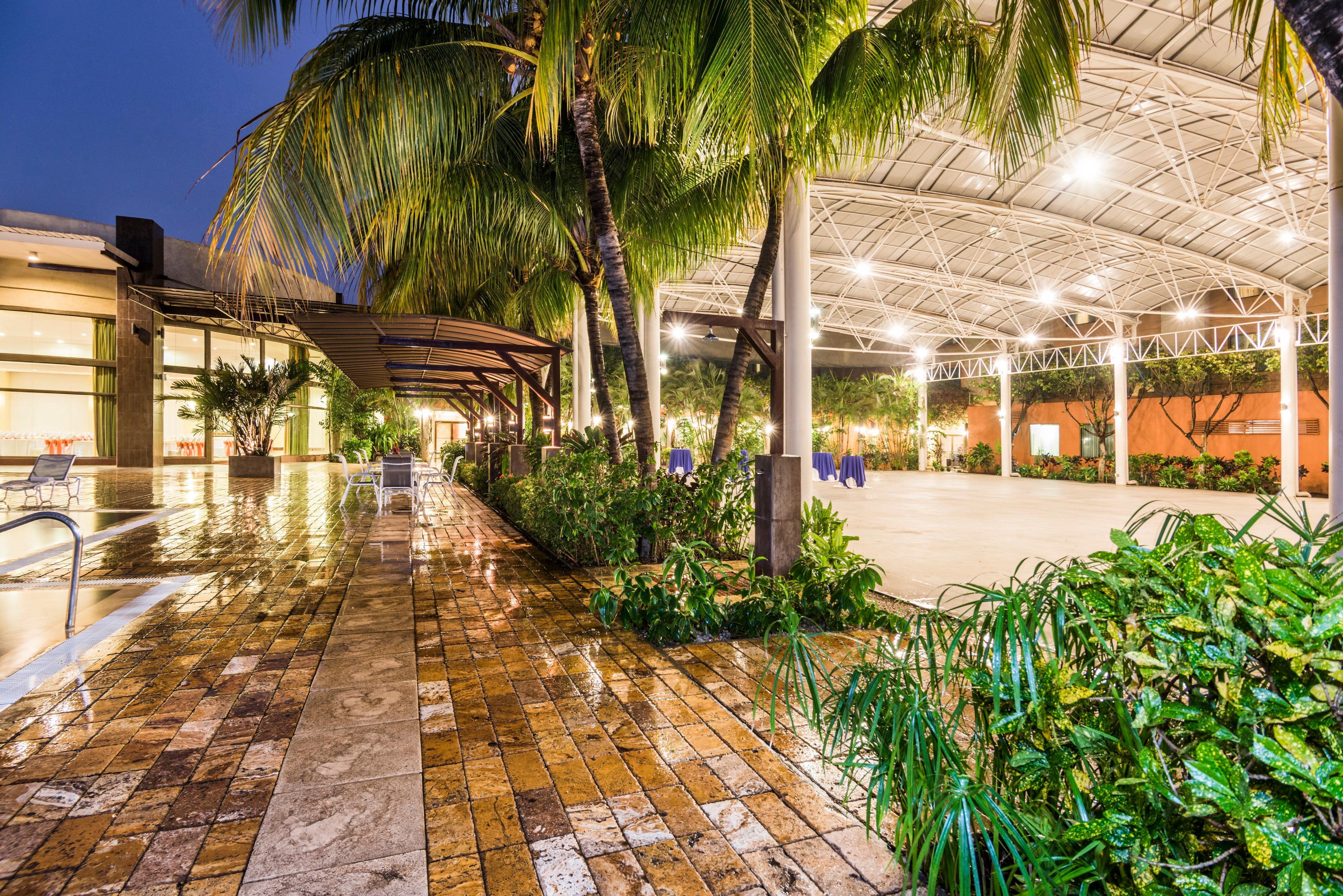 Convention Center By Ihg Hotel 4*