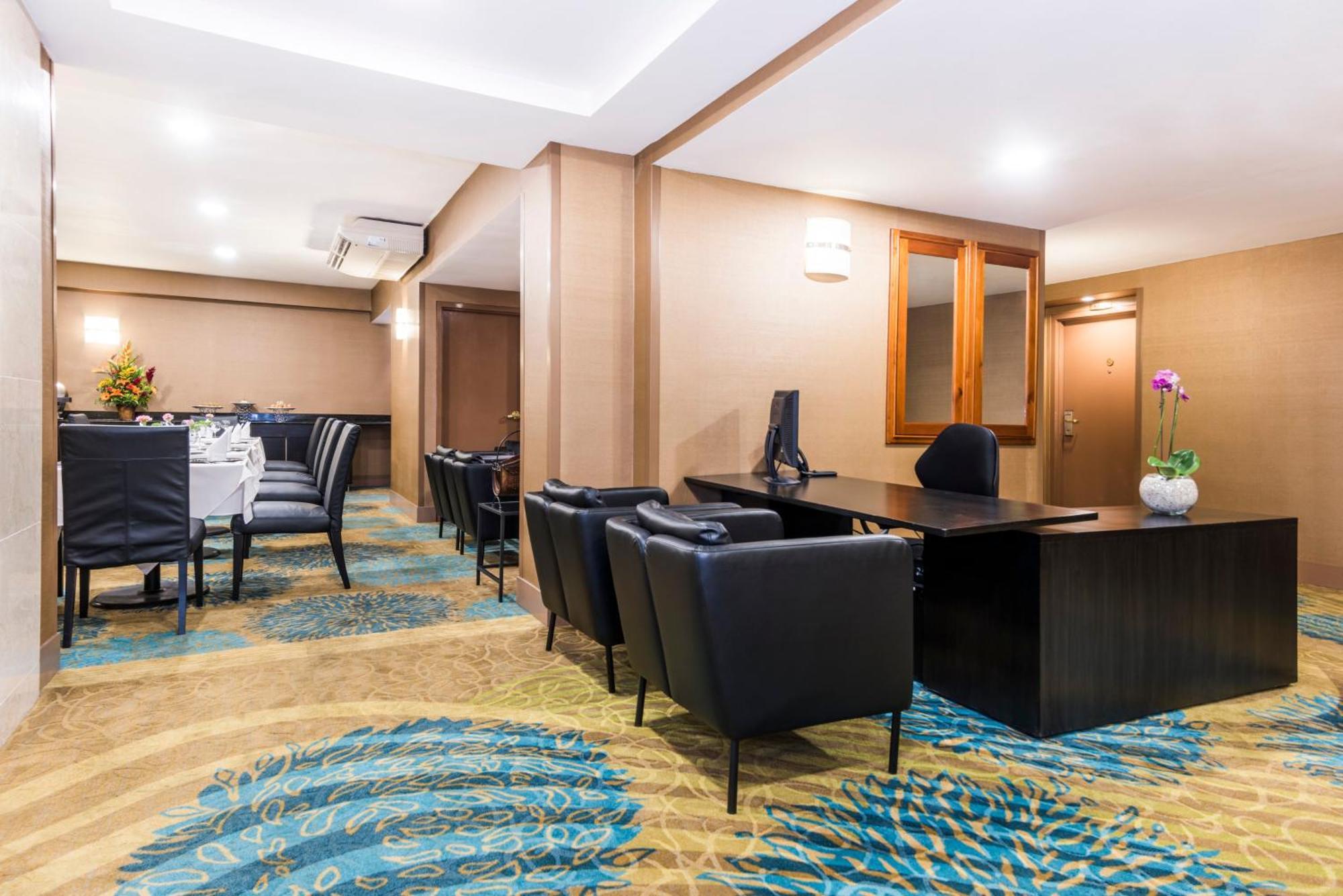 Hotel Convention Center By Ihg 4*