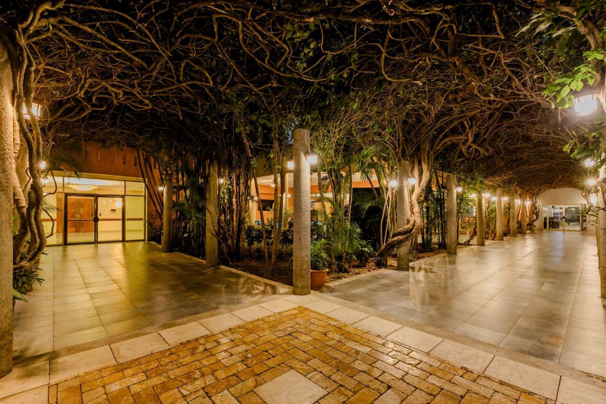 Hotel Convention Center By Ihg 4*